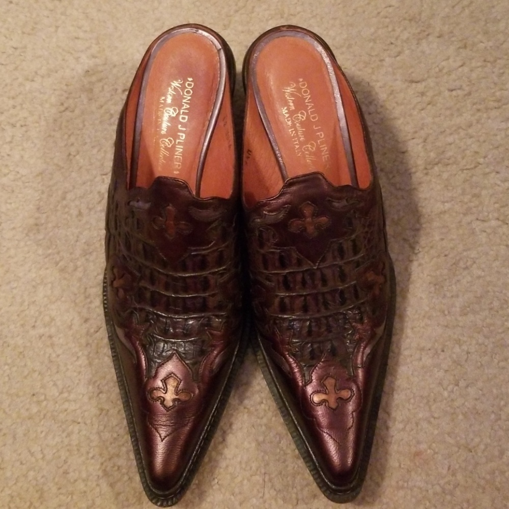 Helled slip-on boots. Slightly worn.